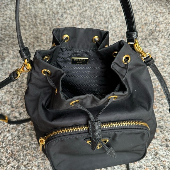 Prada Re-Nylon bucket bag - Picture 4 of 6